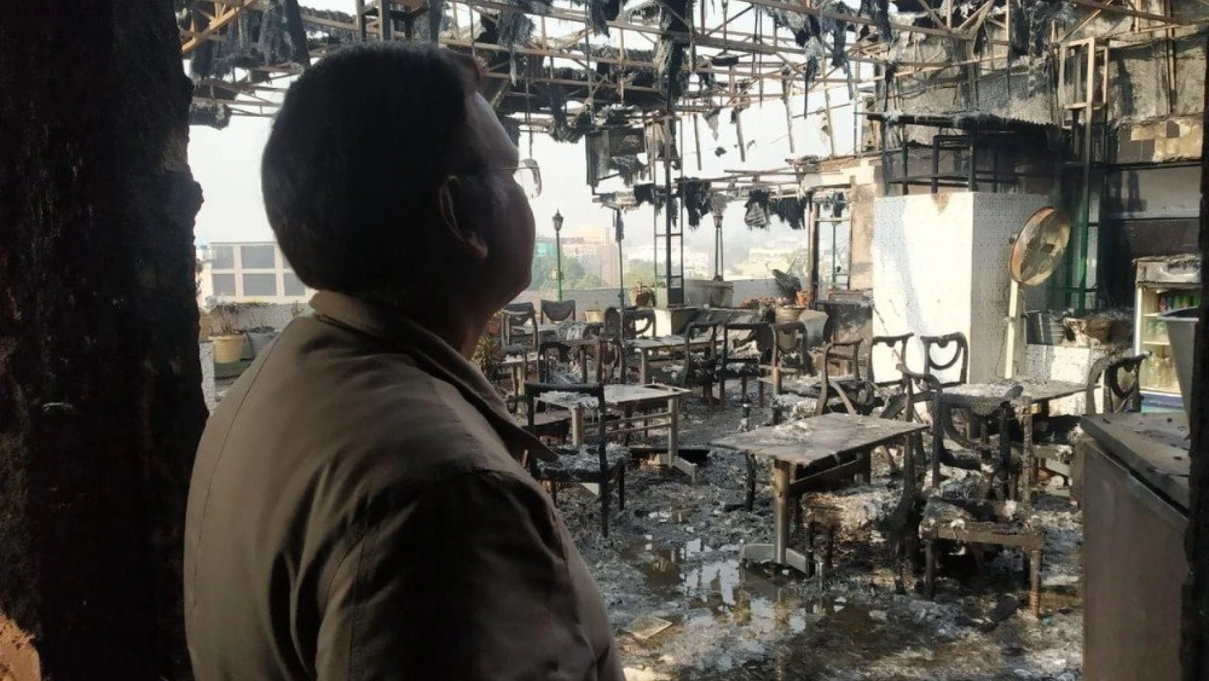 Hindistan'da otel yangını: 17 ölü
