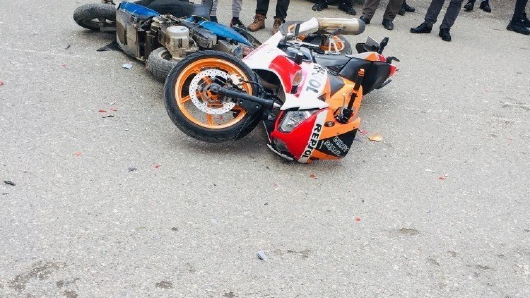 Motosikletler çarpıştı: 3 yaralı
