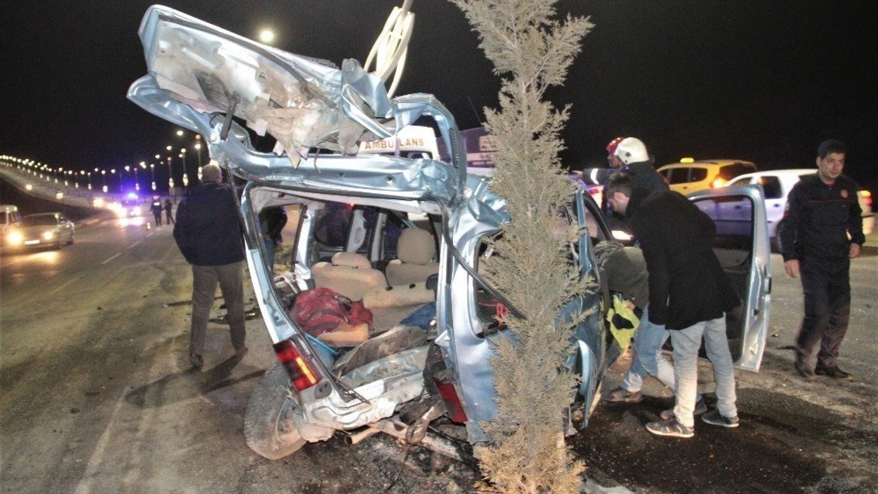 Elazığ'da araç direğe çarptı: 4 yaralı