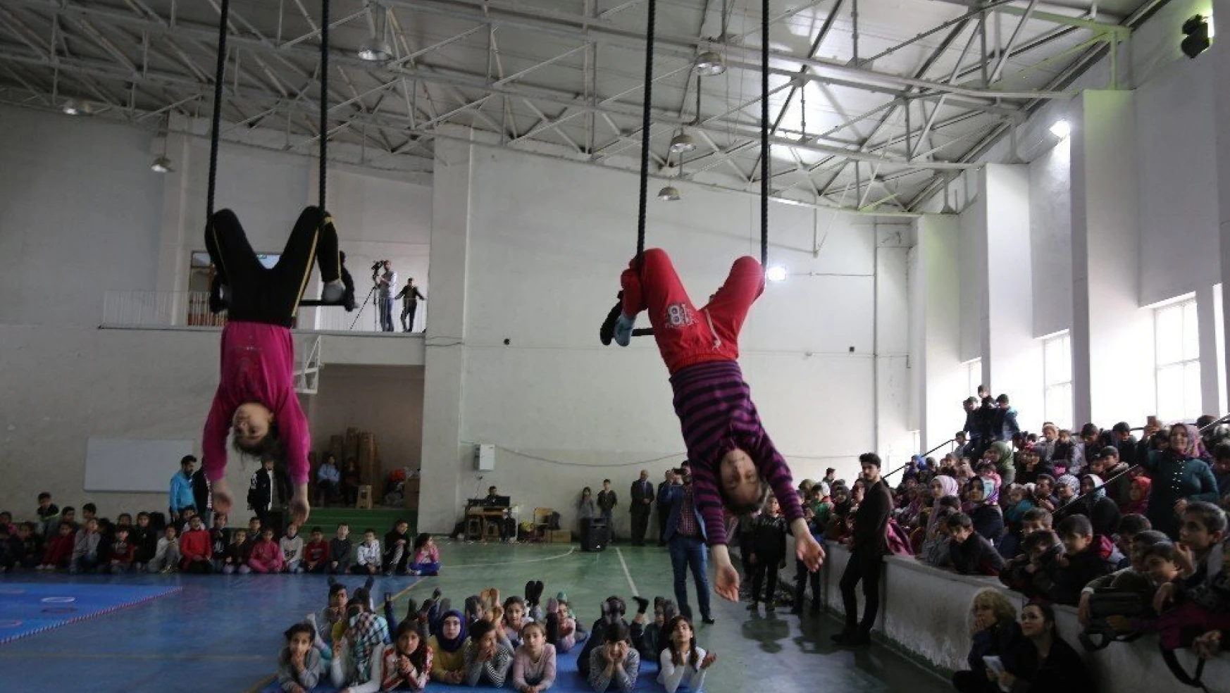 Öğrencilerden sirk ve sokak sanatları gösterisi