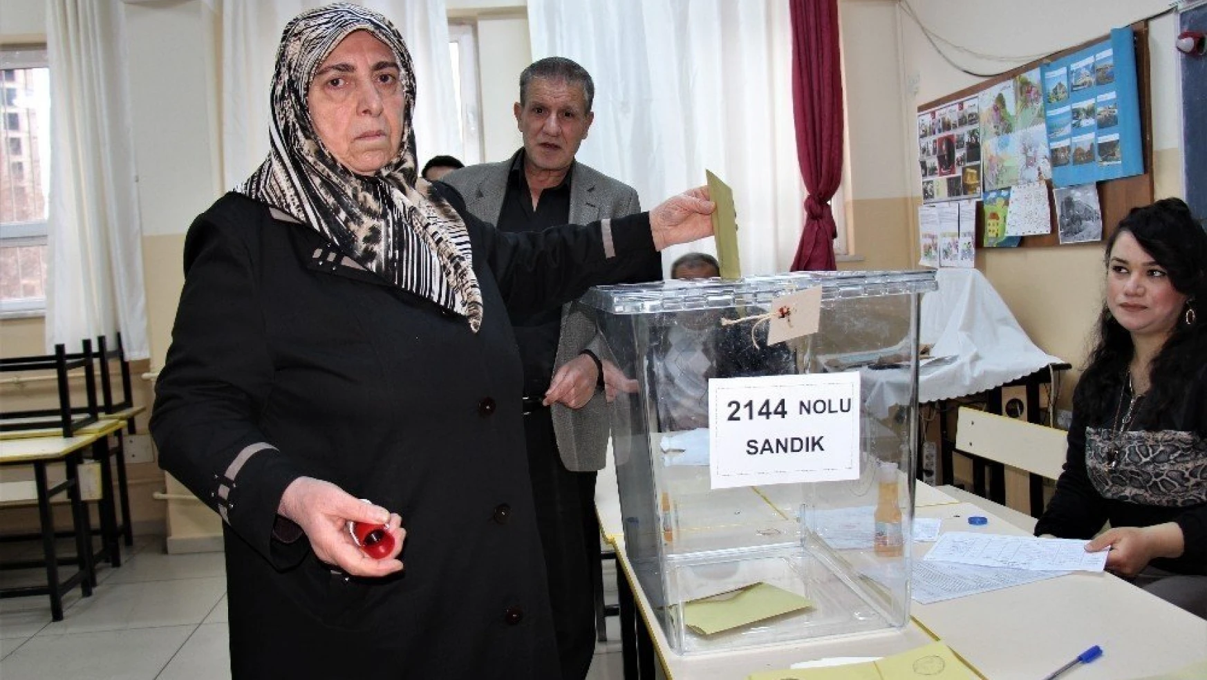 Elazığ'da oy kullanma işlemi başladı