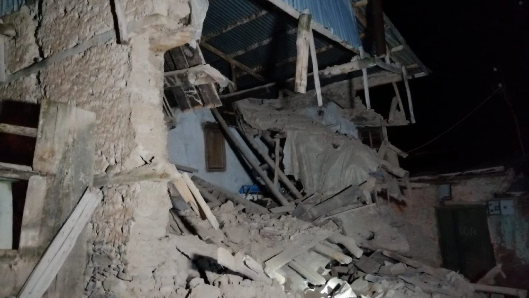 Deprem Doğanbağı köyünde 5 eve hasar verdi