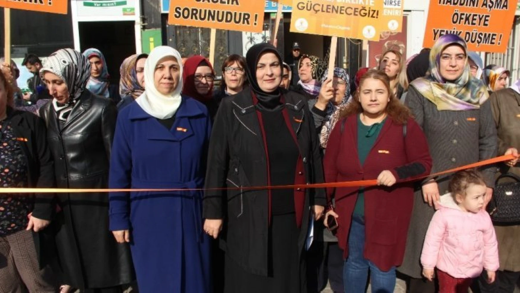 AK Partili kadınlar yürüyüş düzenledi