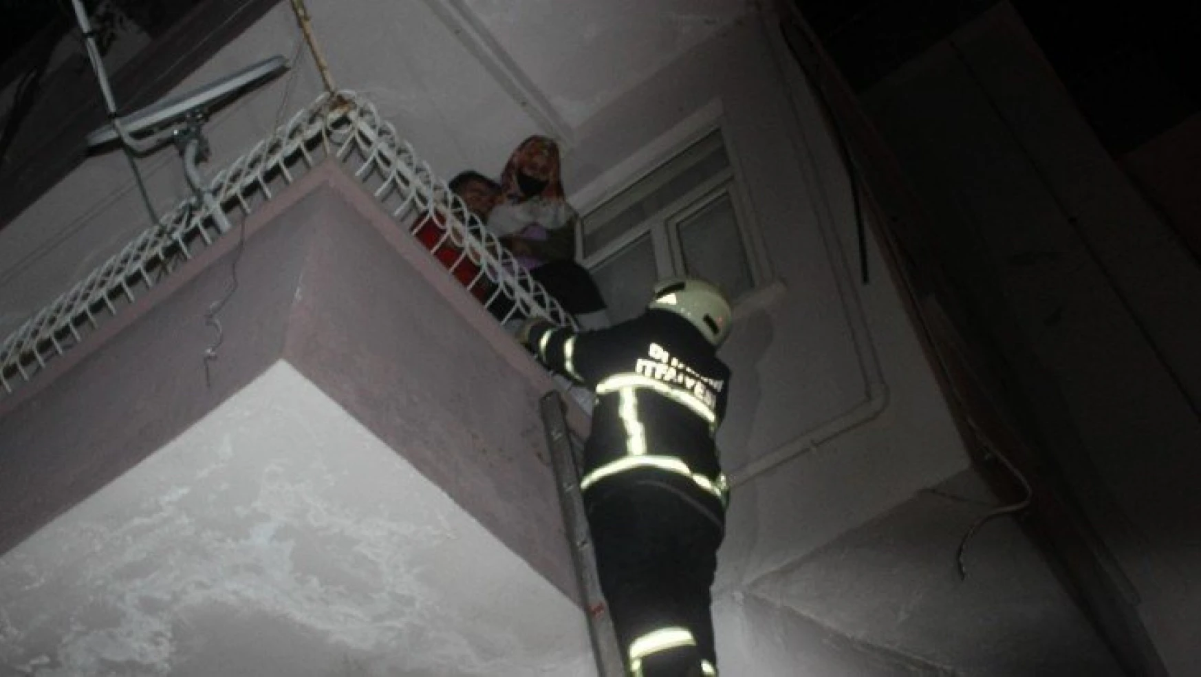 3 katlı apartmanda çıkan yangında: 1'i bebek 4 kişi dumandan etkilendi