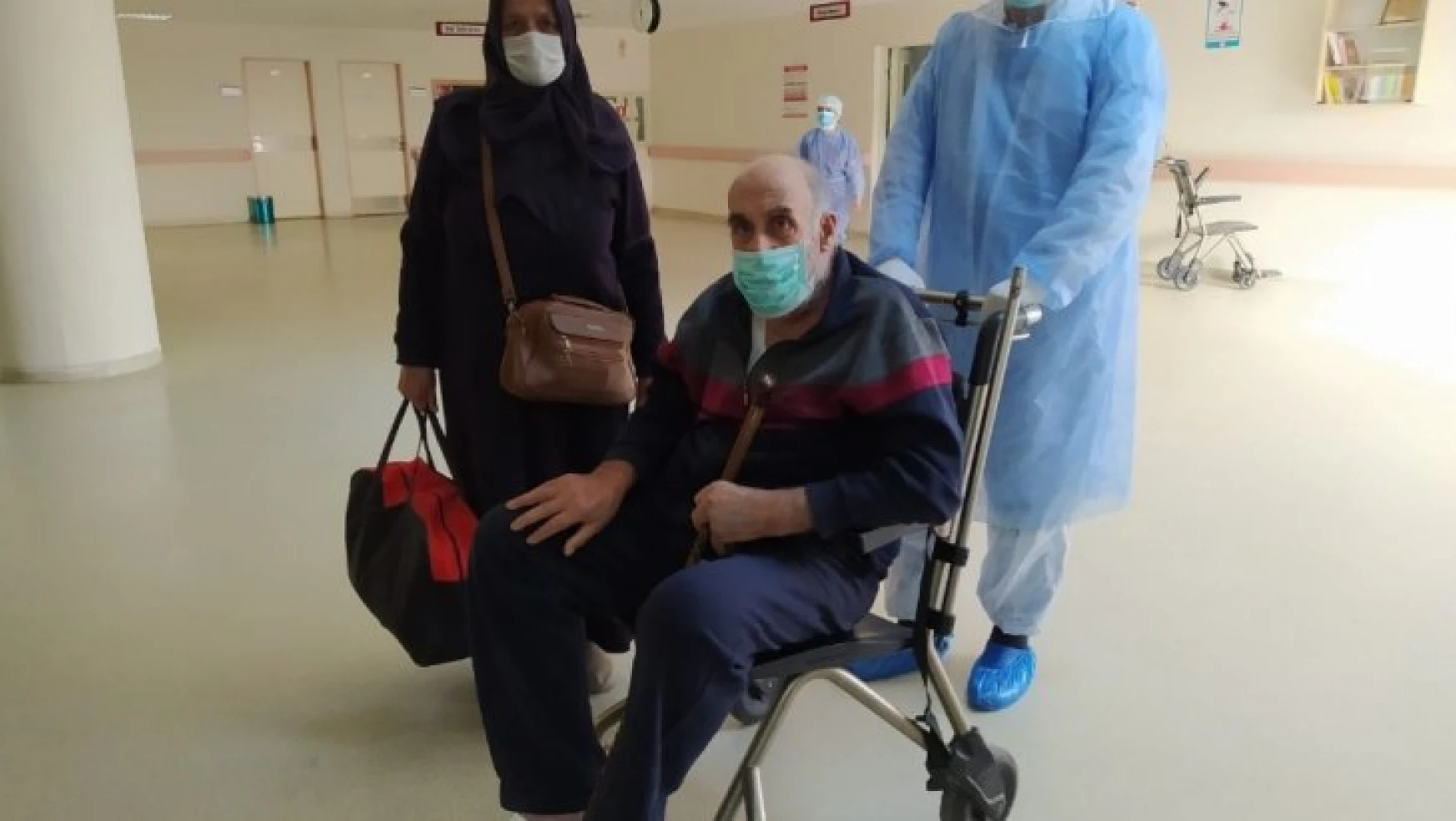 64 yaşında korona virüsü yenerek alkışlarla taburcu oldu