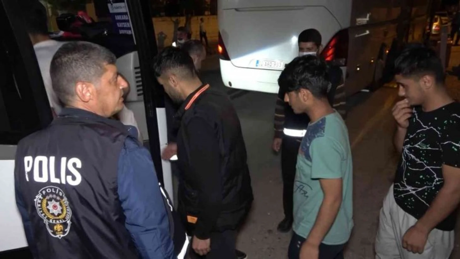 Adıyaman'da 74 kaçak göçmen yakalandı