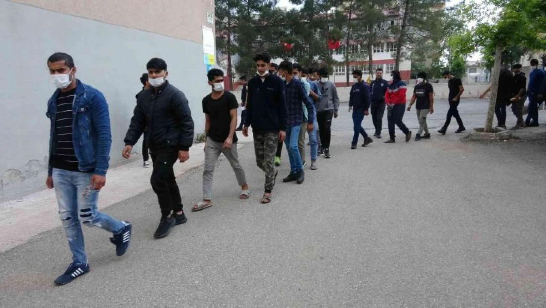 Adıyaman'da 76 kaçak göçmen gözaltına alındı