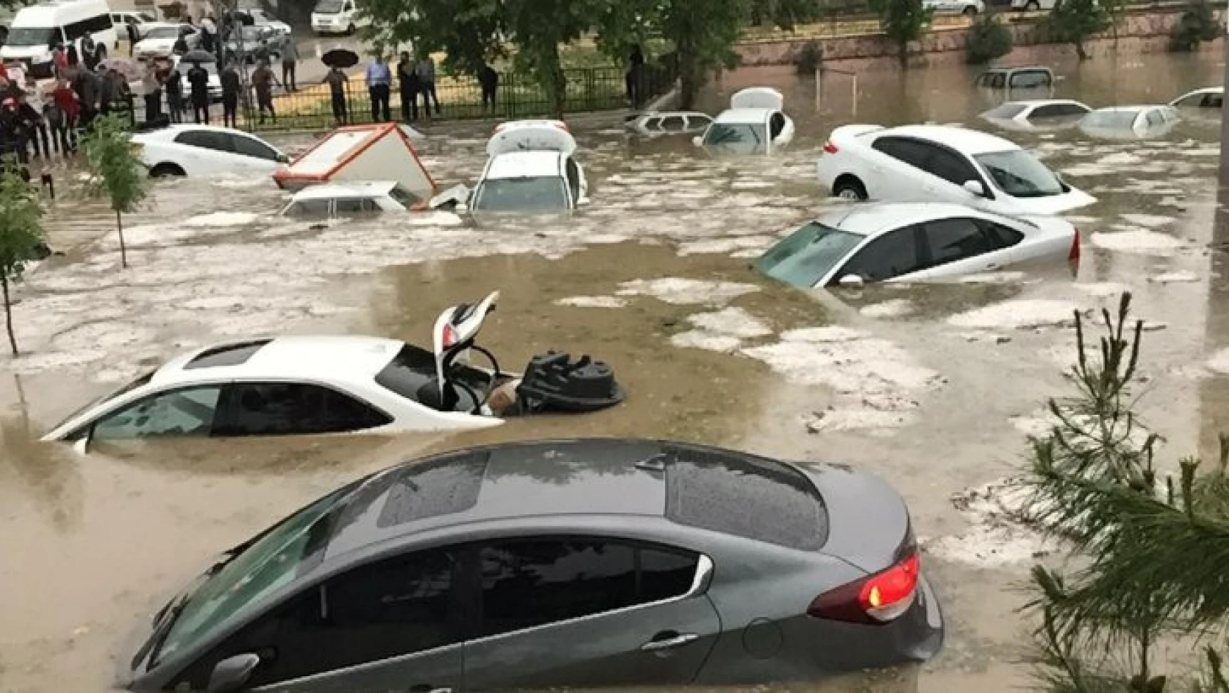 Adıyaman'da araçlar sel suları altında kaldı