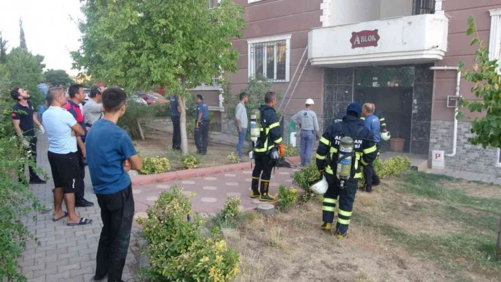 Adıyaman'da bina yangınında 3 kişi dumandan zehirlendi