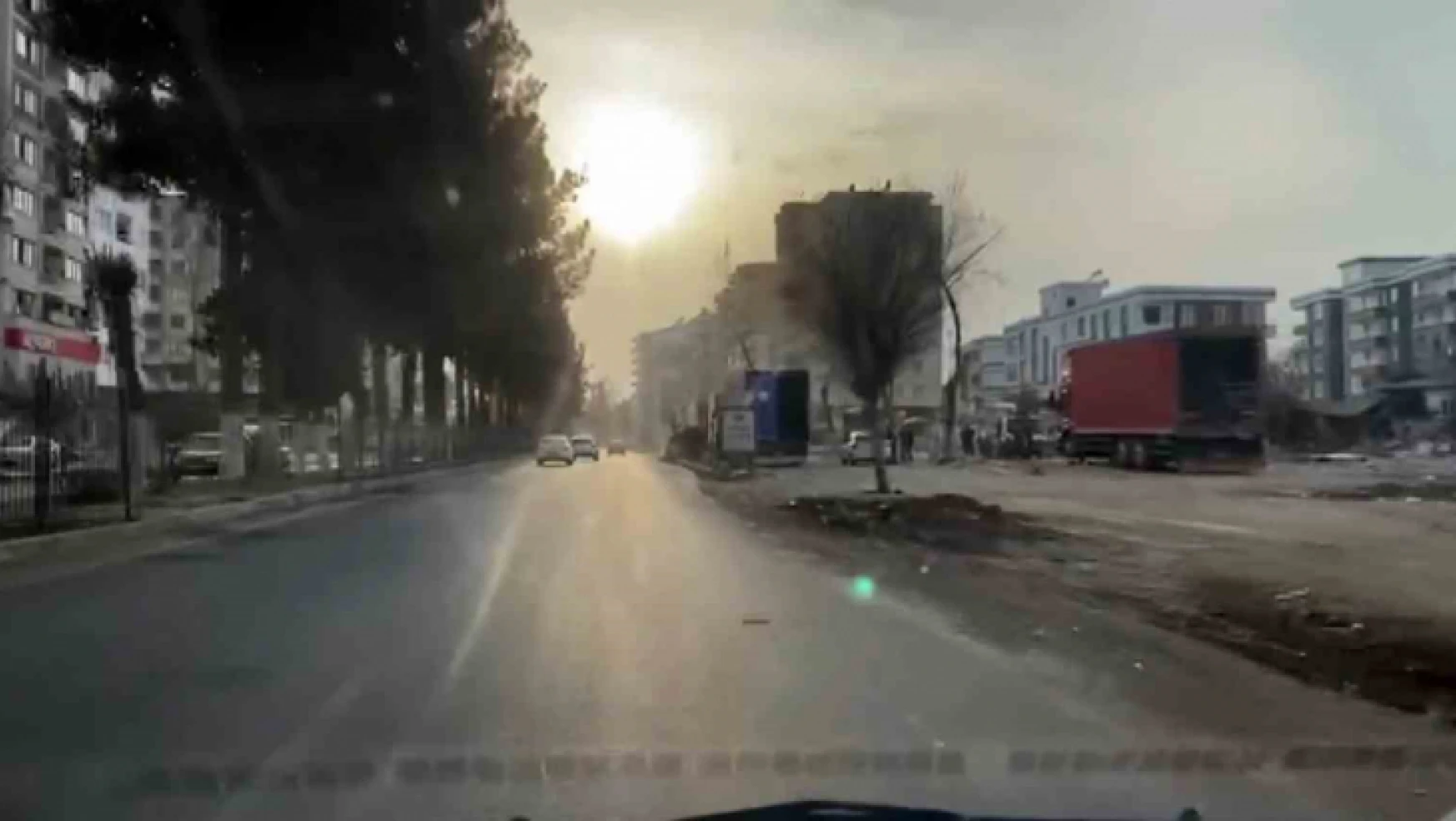 Adıyaman'da deprem öncesi ve sonrası araç kamerasında