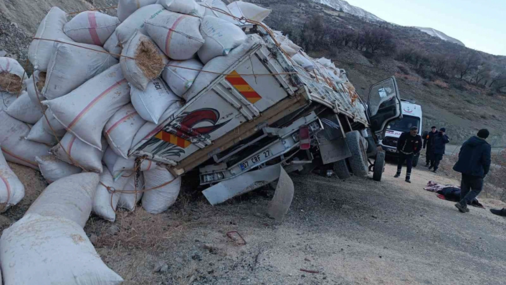 Adıyaman'da saman yüklü kamyon devrildi: 1 ölü