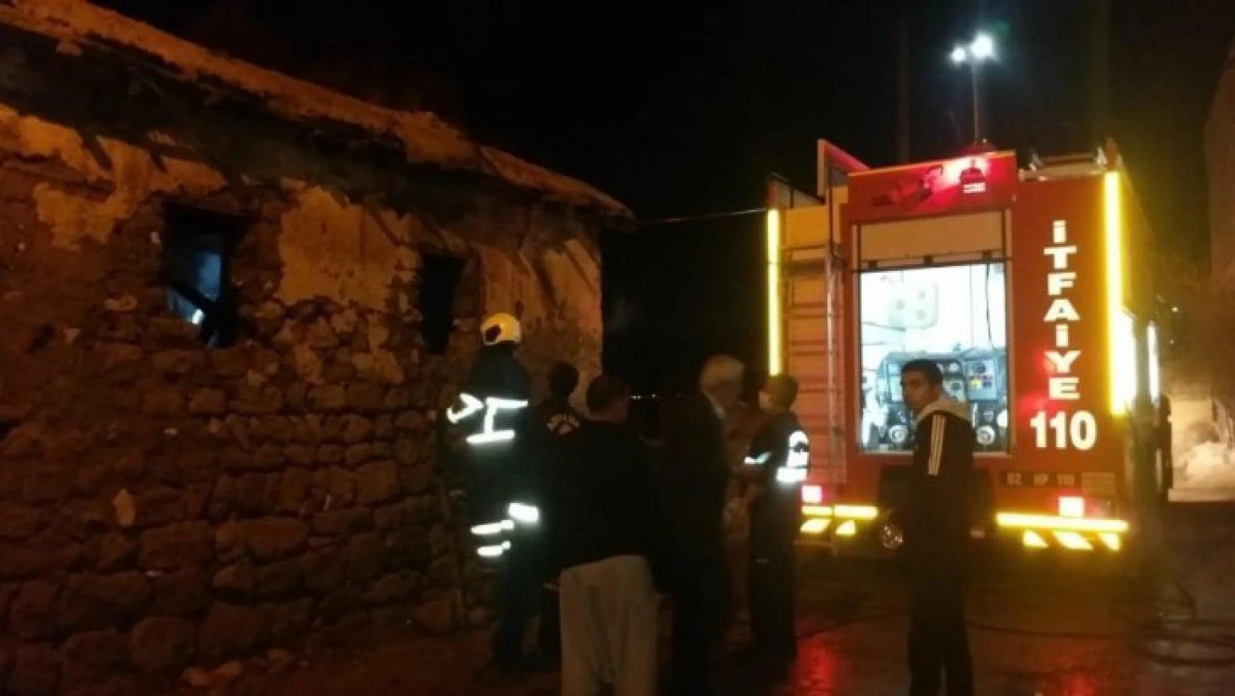 Adıyaman'da yangın sonrası yıkılma tehlikesi olan toprak ev boşaltıldı
