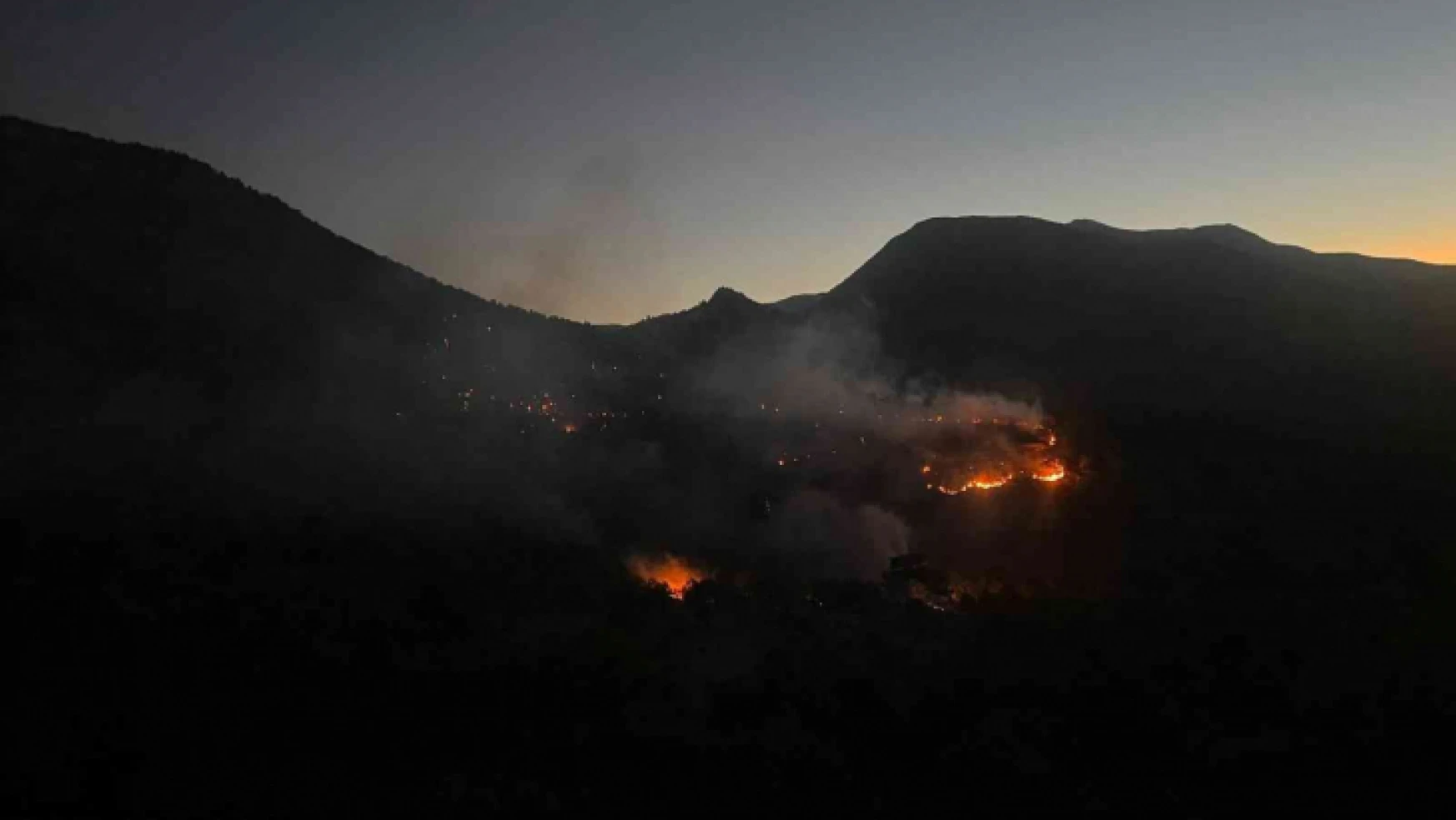 Adıyaman'daki orman yangınına havadan ve karadan müdahale ediliyor