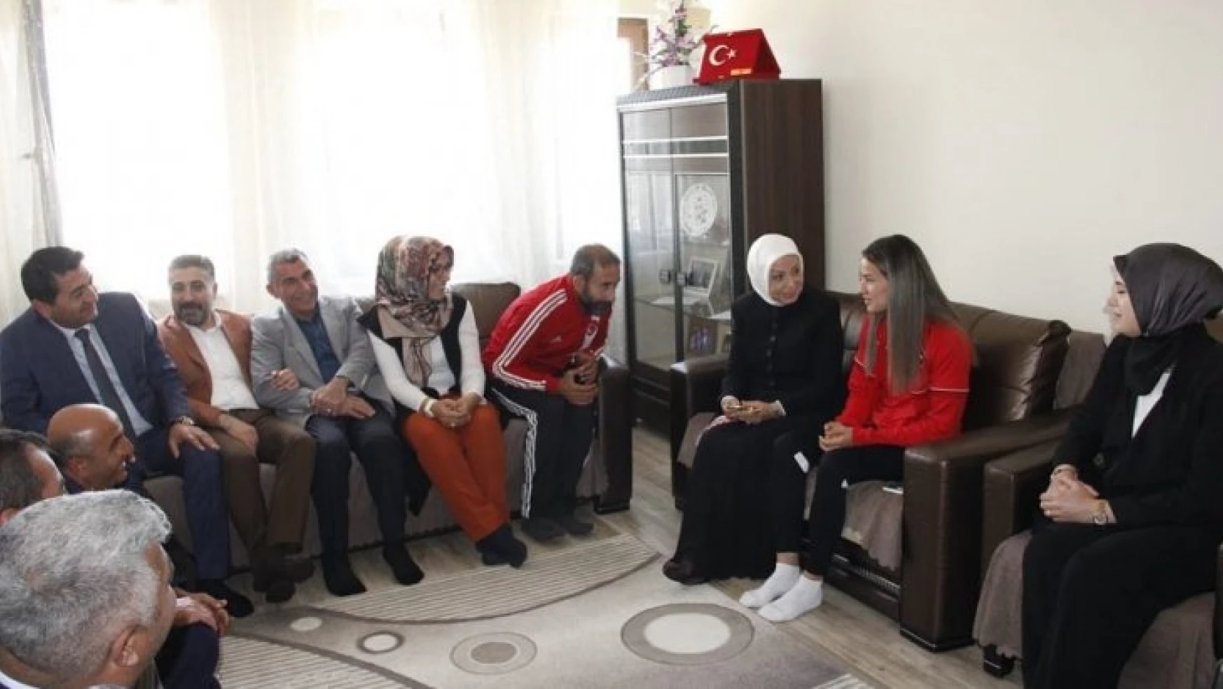 AK Parti'den dünya şampiyonu Akbaş'a ziyaret
