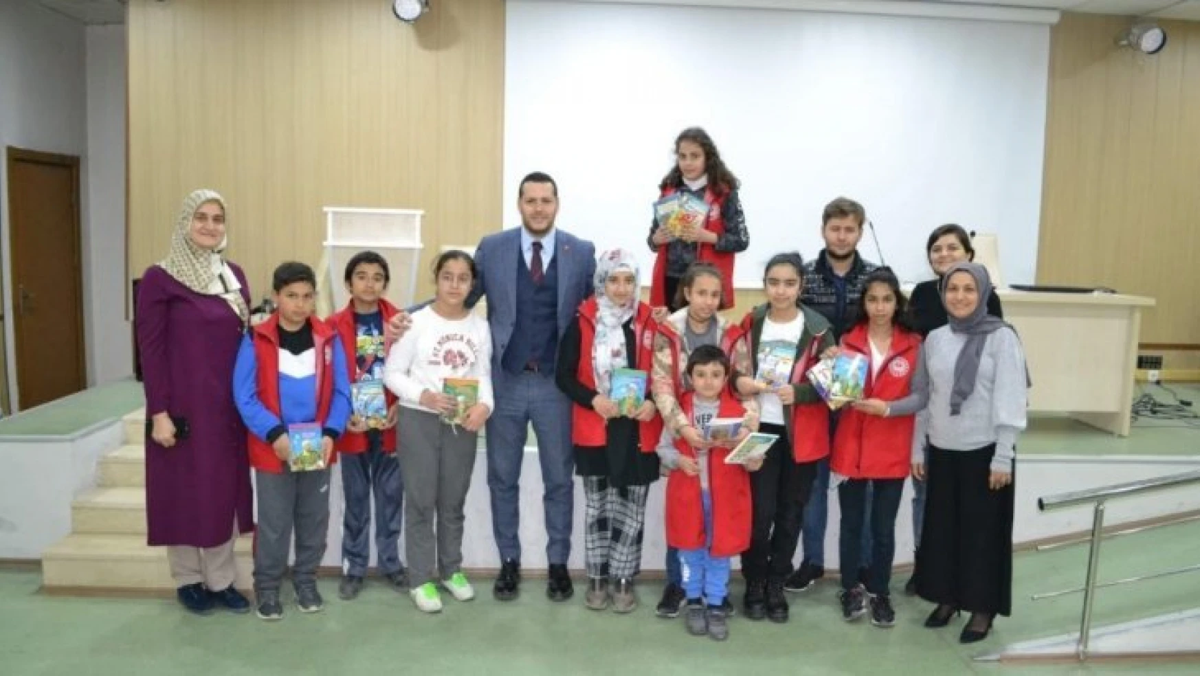 AK Parti'den kütüphaneye 250 kitap bağışı