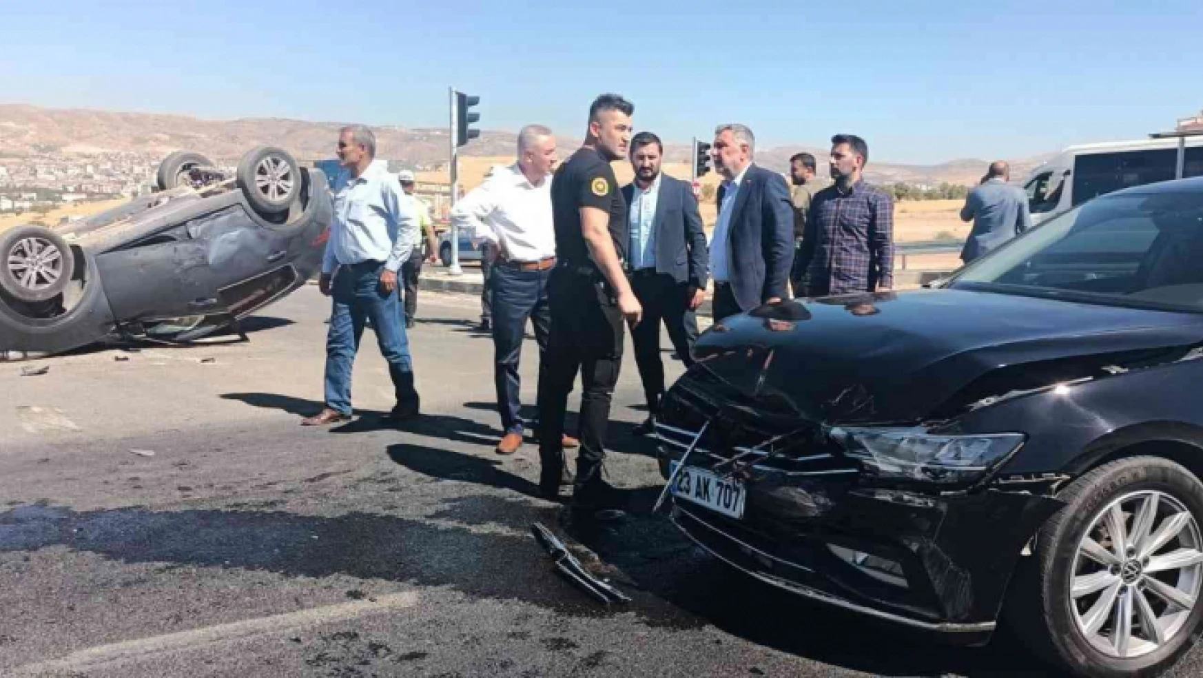 AK Parti Elazığ İl Başkanı Yıldırım'ın bulunduğu araç kaza yaptı