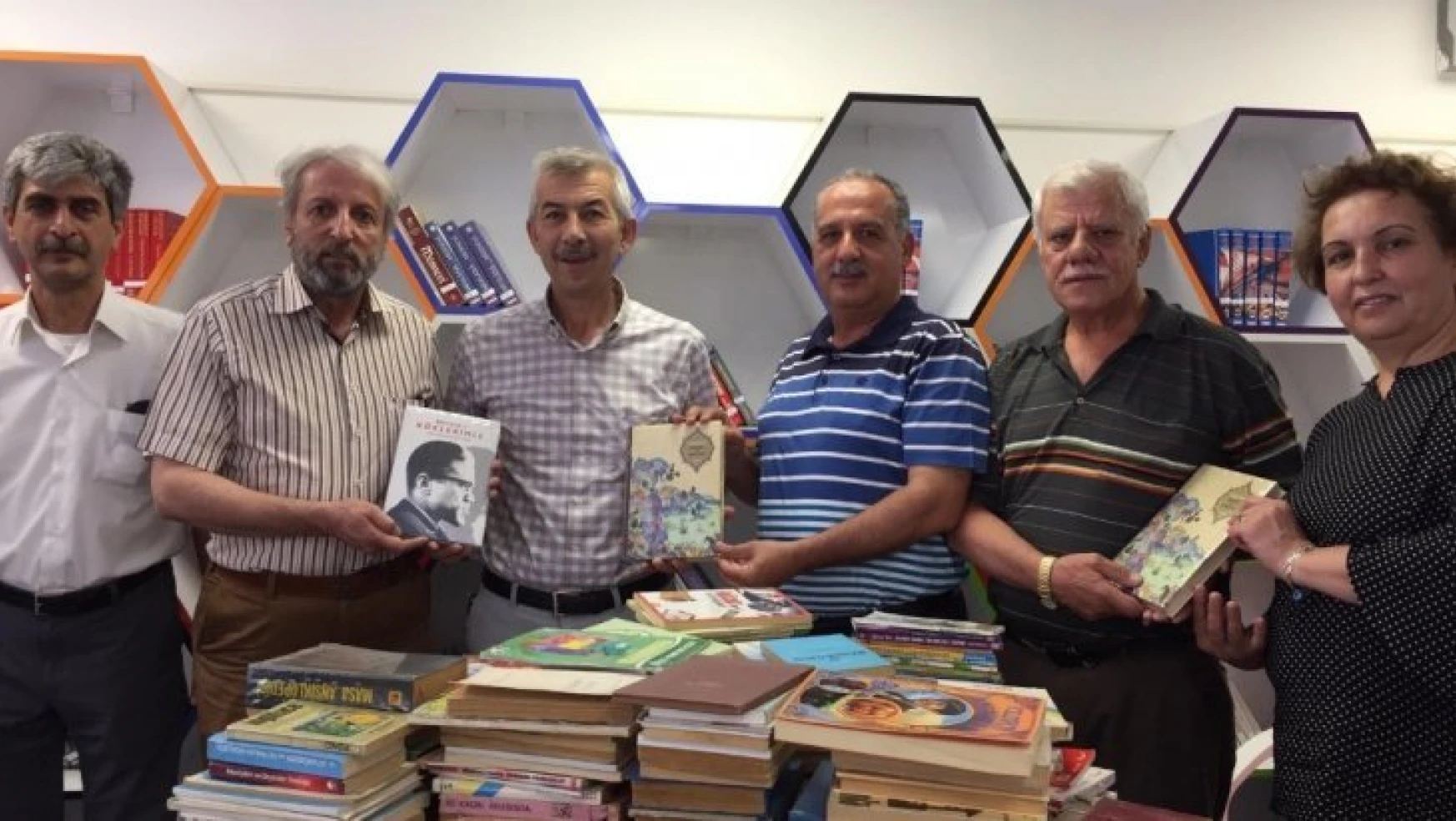 Arapgir Belediyesi'ne kitap bağışı yapıldı