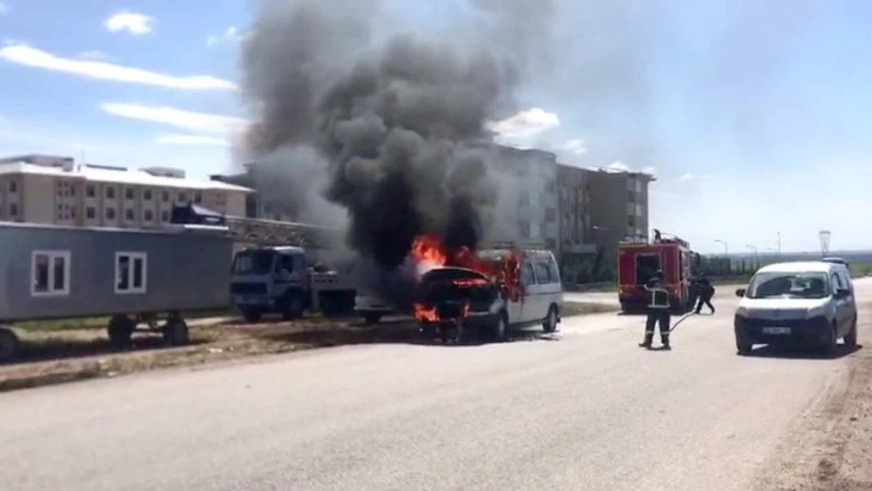 Alev alev yanan minibüs ateş topuna döndü