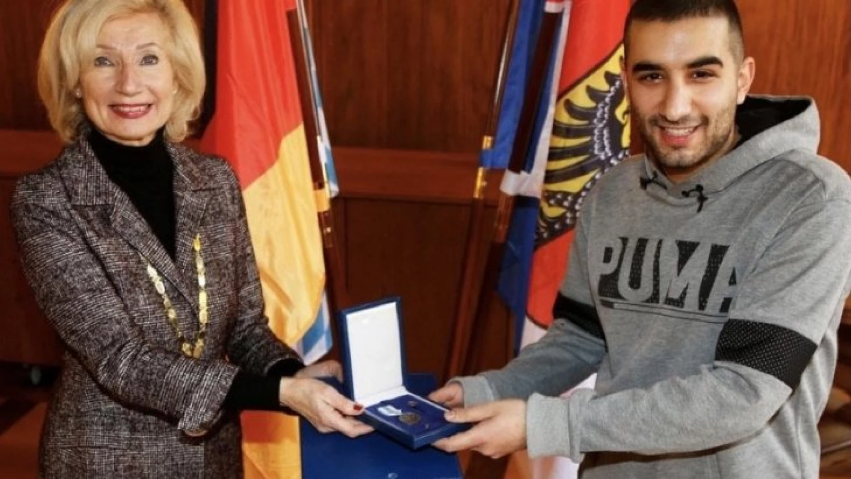 Almanya'da bir kadının hayatını kurtaran 2 Türk gencine madalya verildi