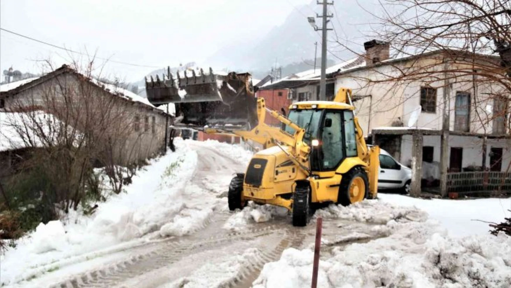 Antalya'da 30 santimetre dolu yağdı, temizlik için iş makineleri seferber oldu