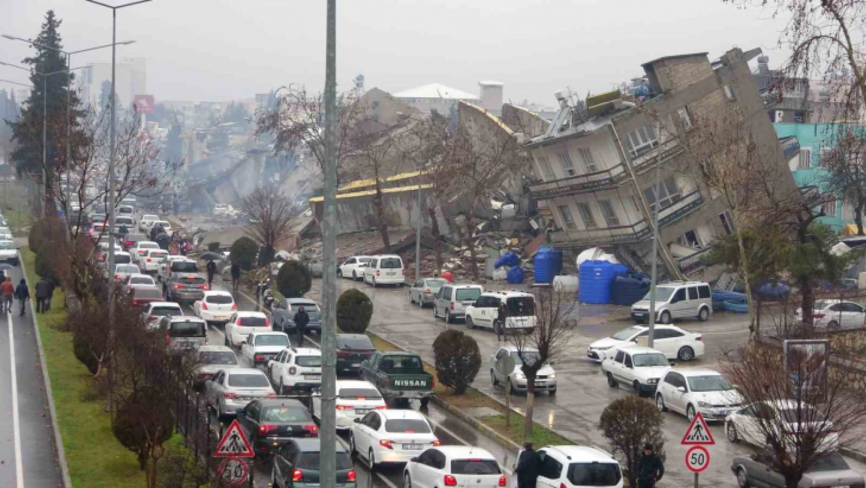 Artçı deprem binaları böyle salladı