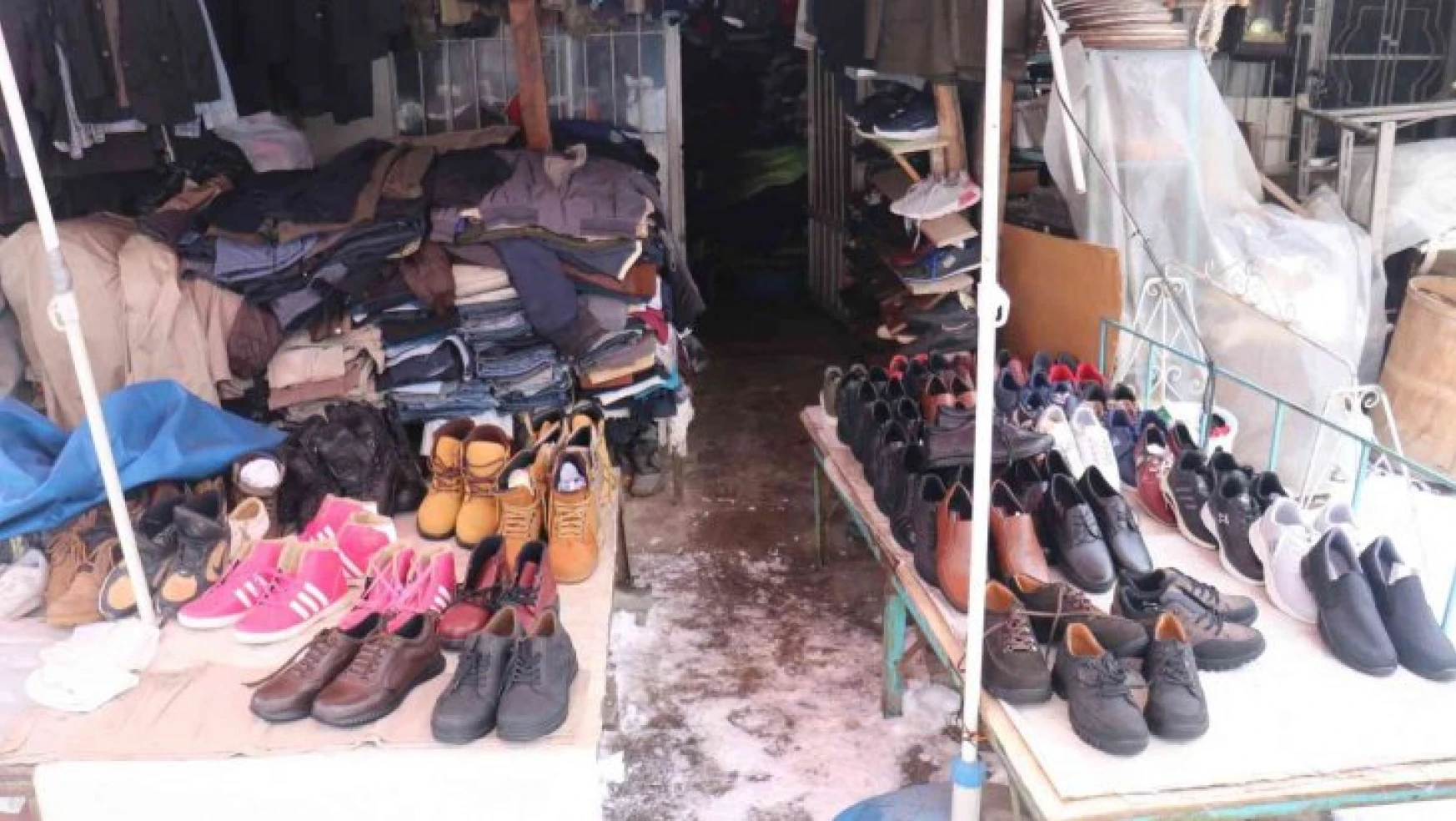 Ayakkabı hırsızları polisten kaçamadı