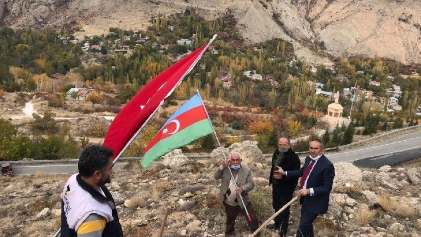 Azerbaycan bayrağı gölgesinde Darende'de fidan dikimi