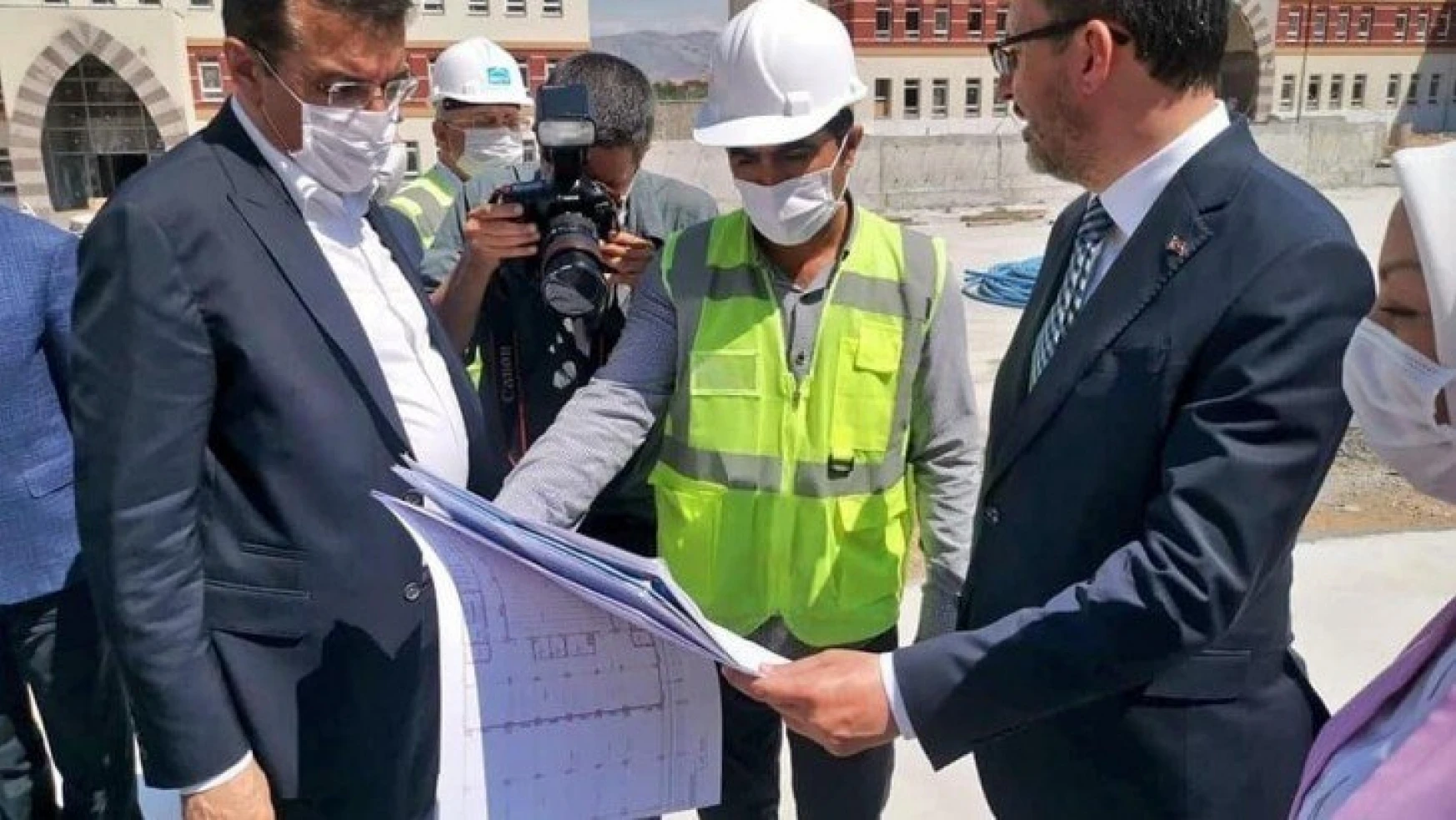 Bakan Kasapoğlu, öğrenci yurdu inşaatında incelemelerde bulundu