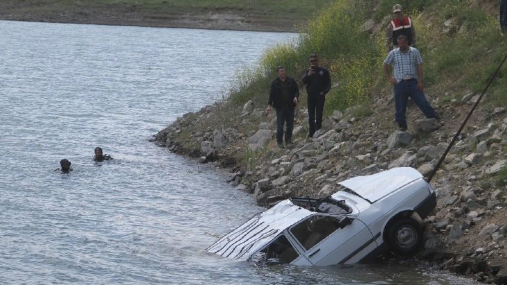 Feribot kazasında  göle düşen otomobil çıkarıldı