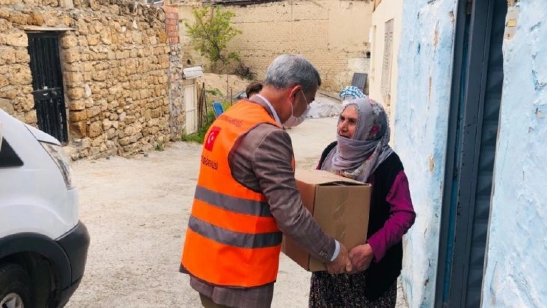 Başkan Çınar, yardım ekibine yardımcı oldu Ramazan gıda kolisi dağıttı