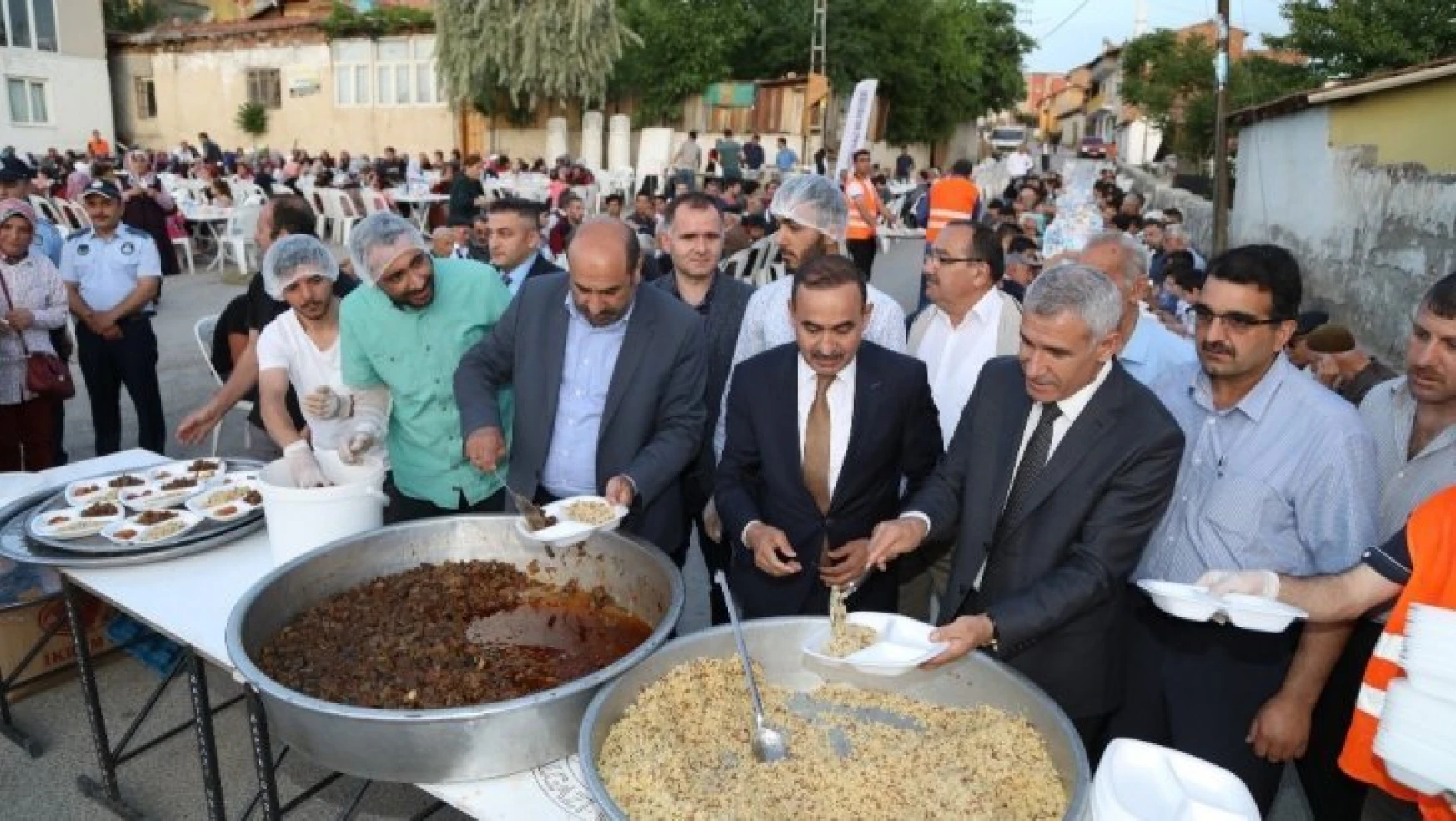Başkan Güder, Taştepe'de iftarda vatandaşla bir araya geldi