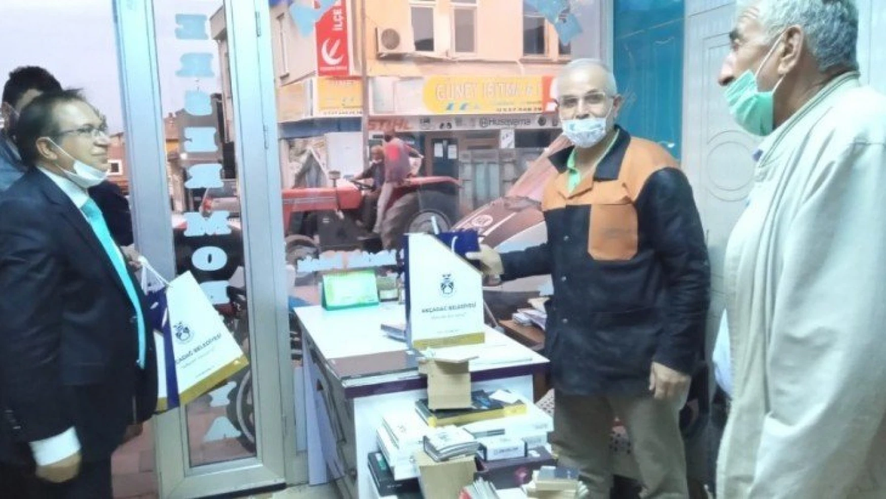 Başkan Kazgan'dan esnafa maske ve Türk bayrağı