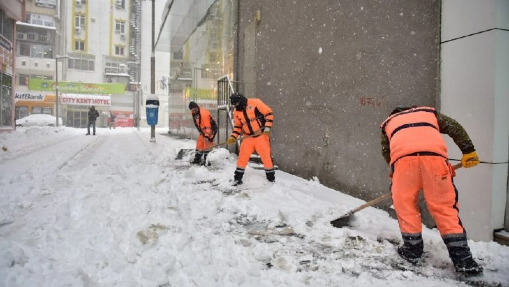 Battalgazi'de karla mücadele çalışmaları devam ediyor