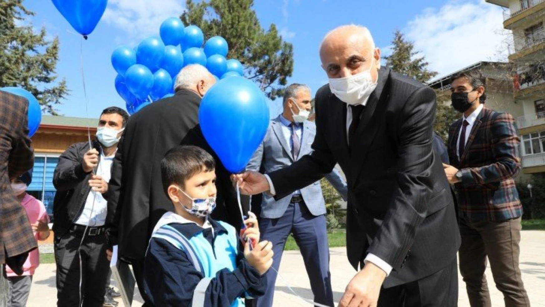 Battalgazi'de mavi balonlarla otizm farkındalığı
