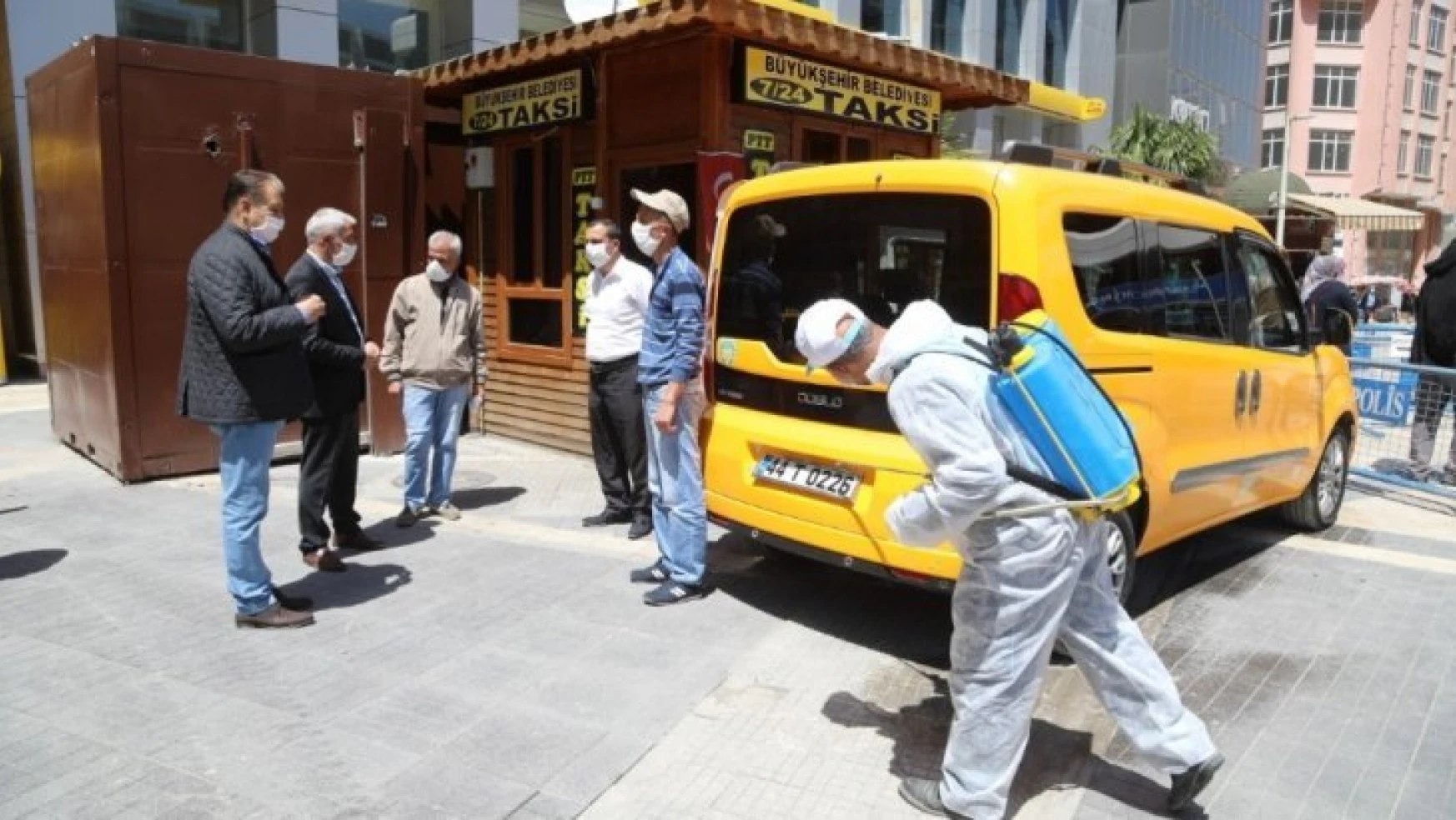 Battalgazi'de taksi duraklarını dezenfekte ediyor
