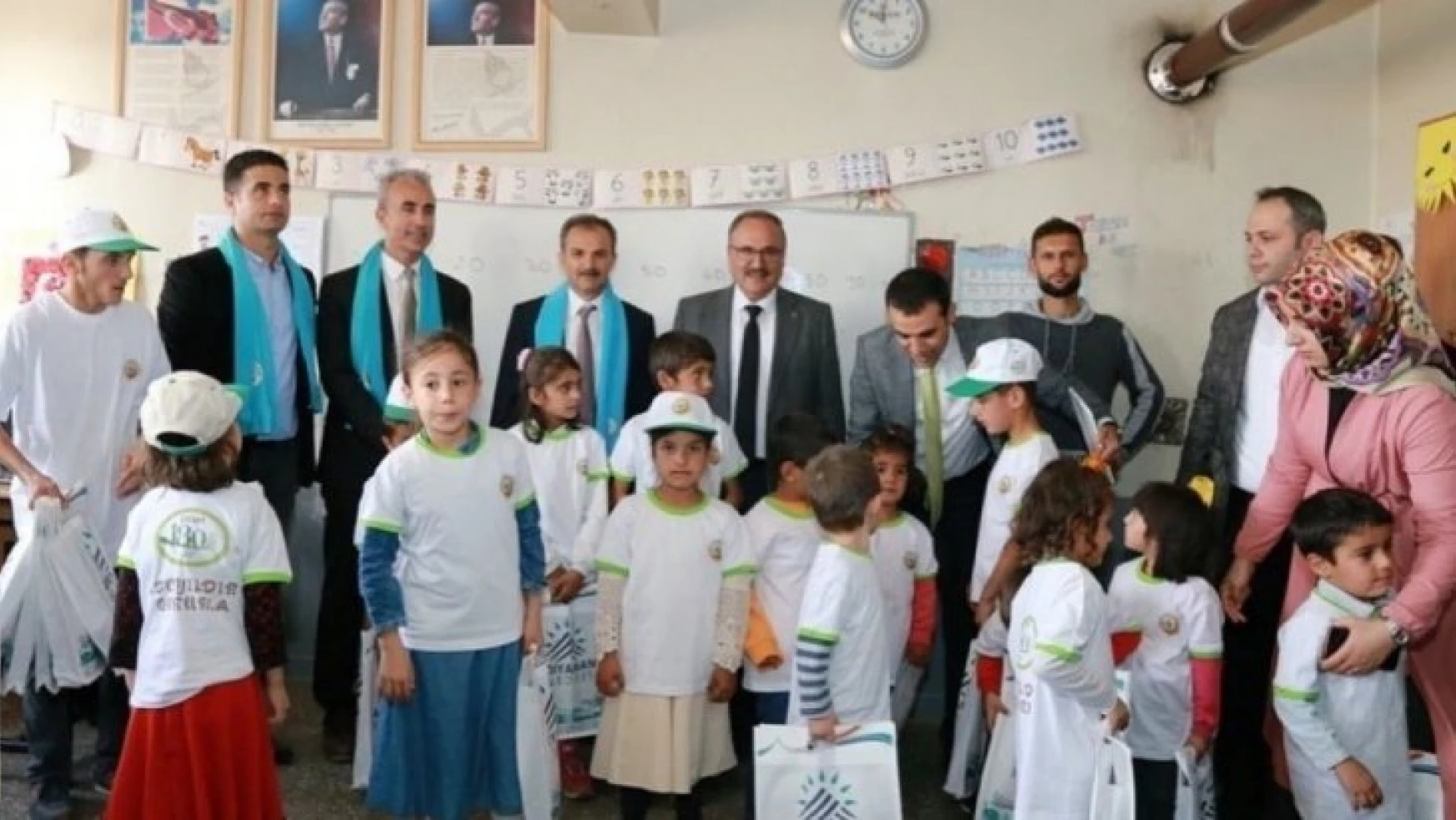 Belediye Başkanı Kılınç, köy okulu öğrencilerine kırtasiye malzemesi dağıttı