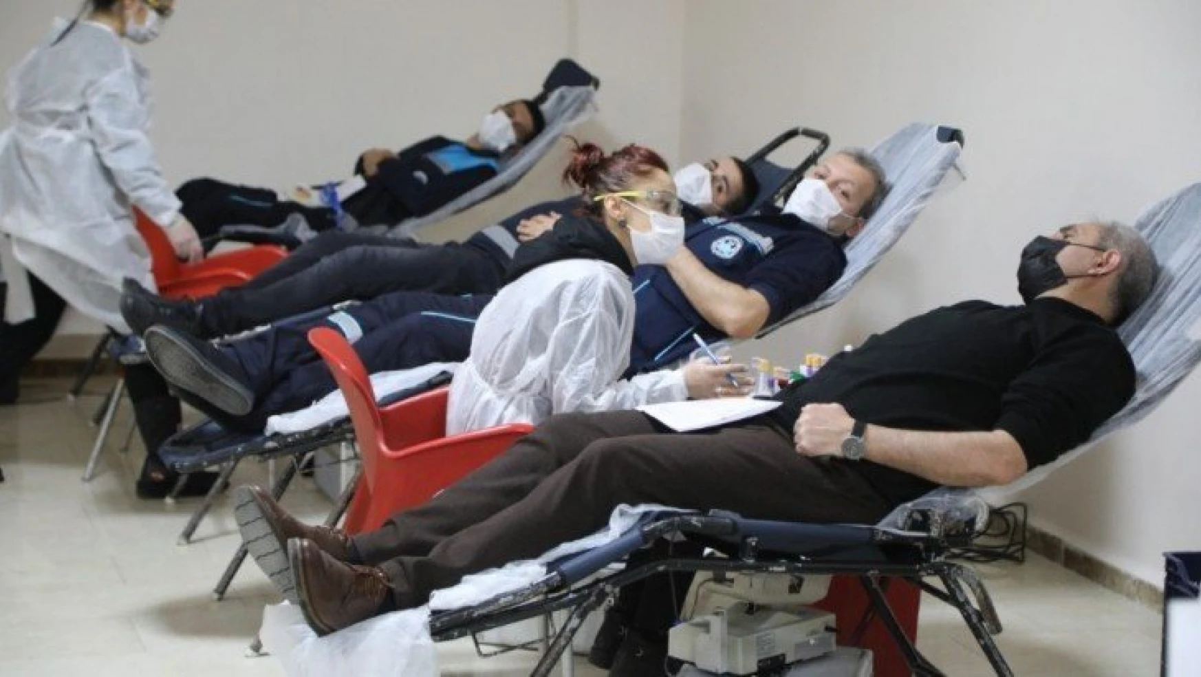 Belediye personeline Kızılay'a kan desteği