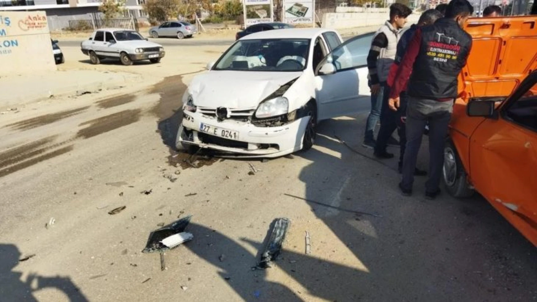Besni'de 2 otomobil çarpıştı: 3 yaralı