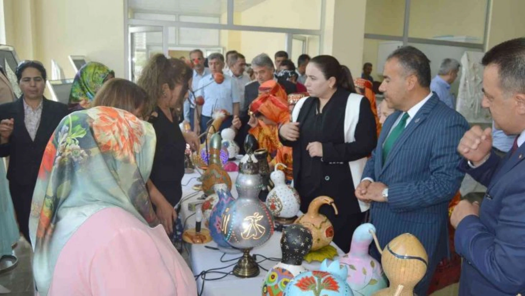 Besni'de hayat boyu öğrenme sergisi açıldı