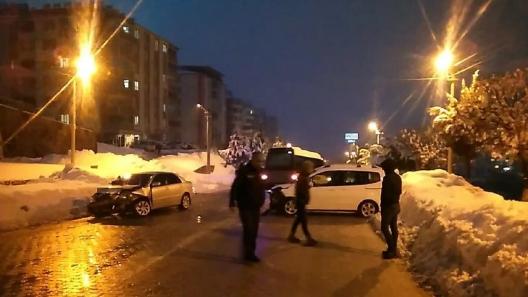 Besni'de otomobil ile hafif ticari araç çarpıştı: 2 yaralı