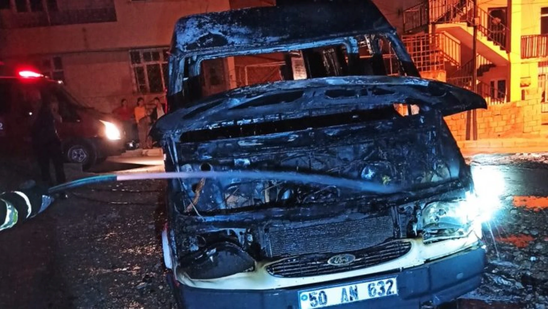 Besni'de park halindeki minibüs yandı