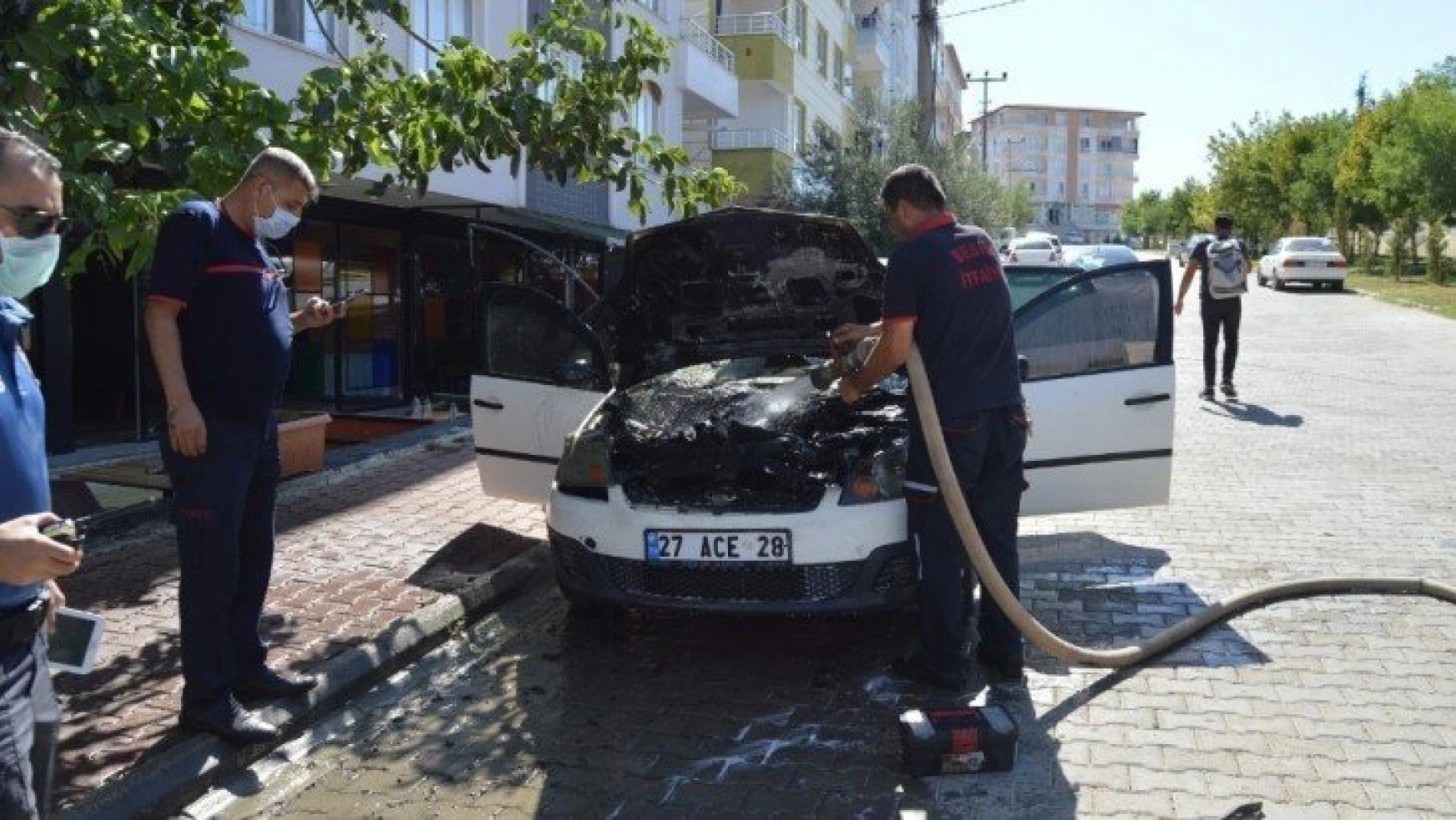 Besni'de park halindeki otomobil alev aldı