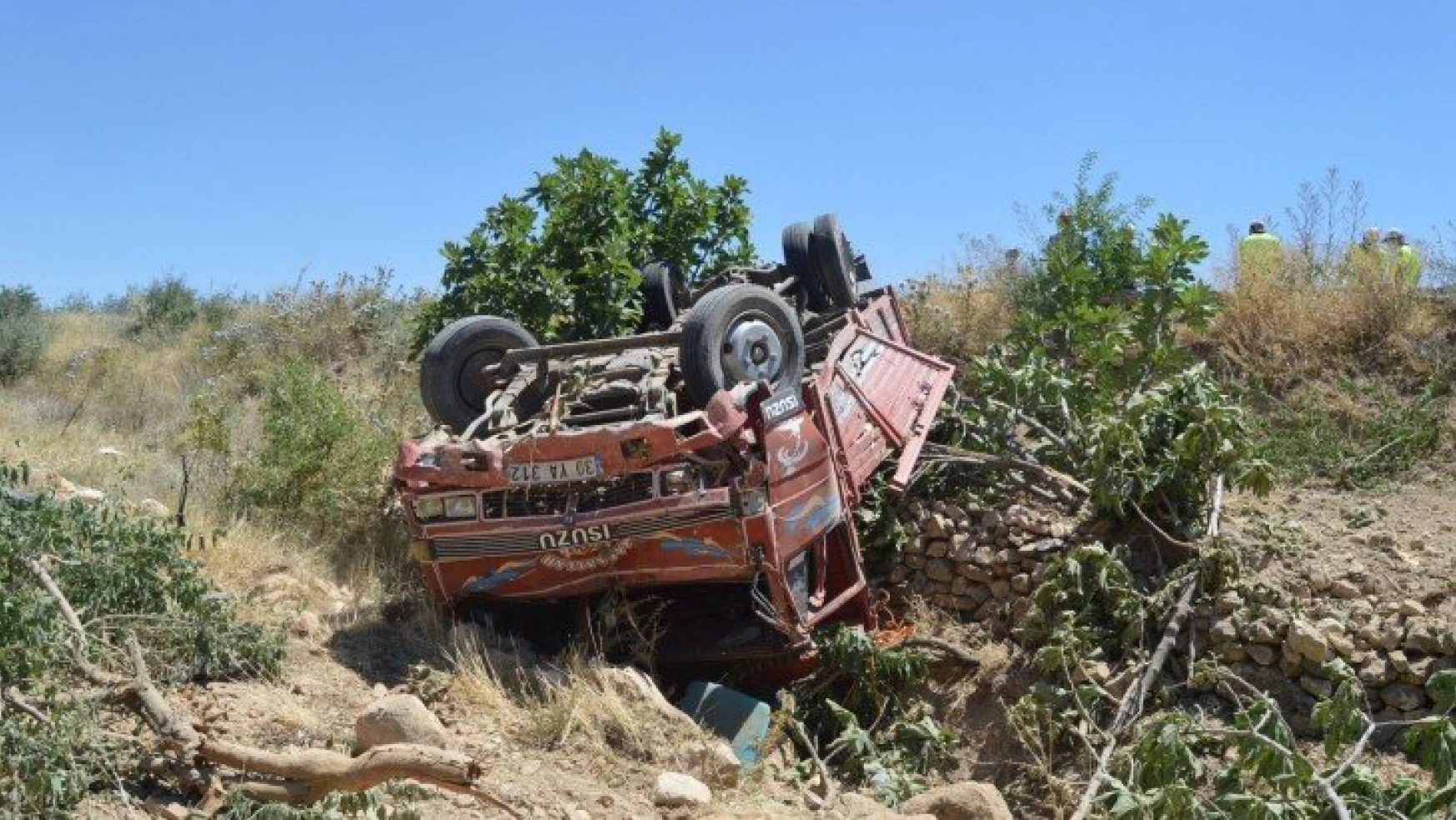 Besni'de tekeri patlayan kamyonet takla attı