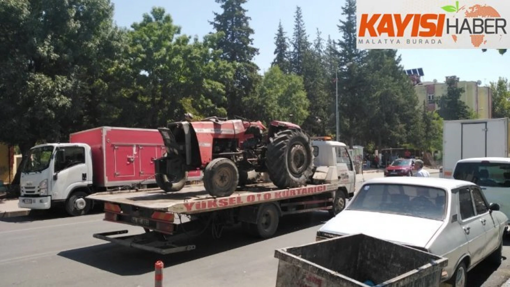 Besni'de traktör devrildi: 2 yaralı