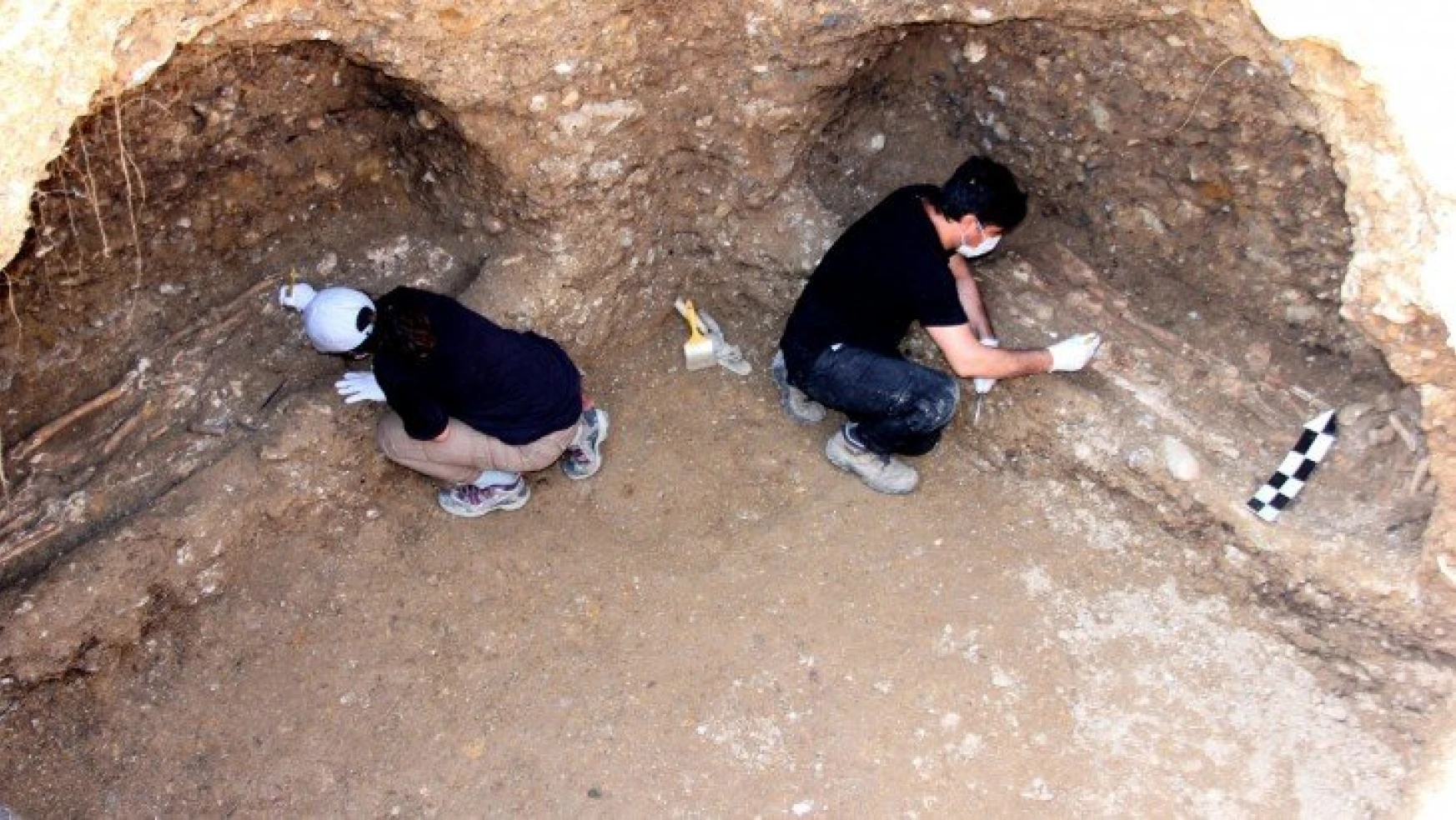 Bin 500 Yıllık mezar odası iş makinesinin tekerinin batmasıyla bulundu