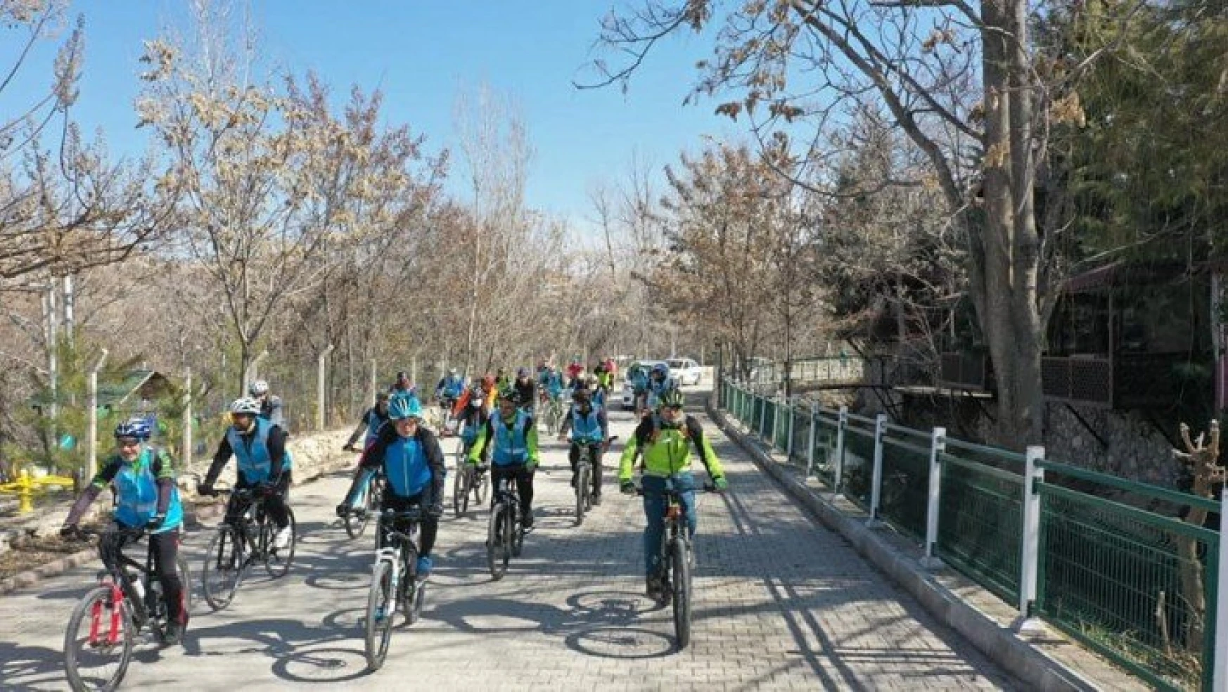 Bisiklet tutkunları Yeşilyurt'ta pedal çevirdi