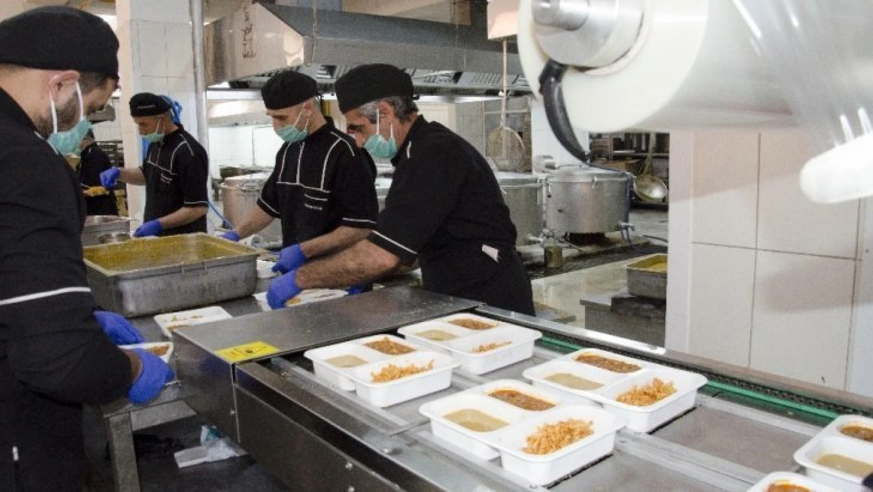 Büyükşehir Belediyesi, iftar yemeğini evlere ulaştırıyor