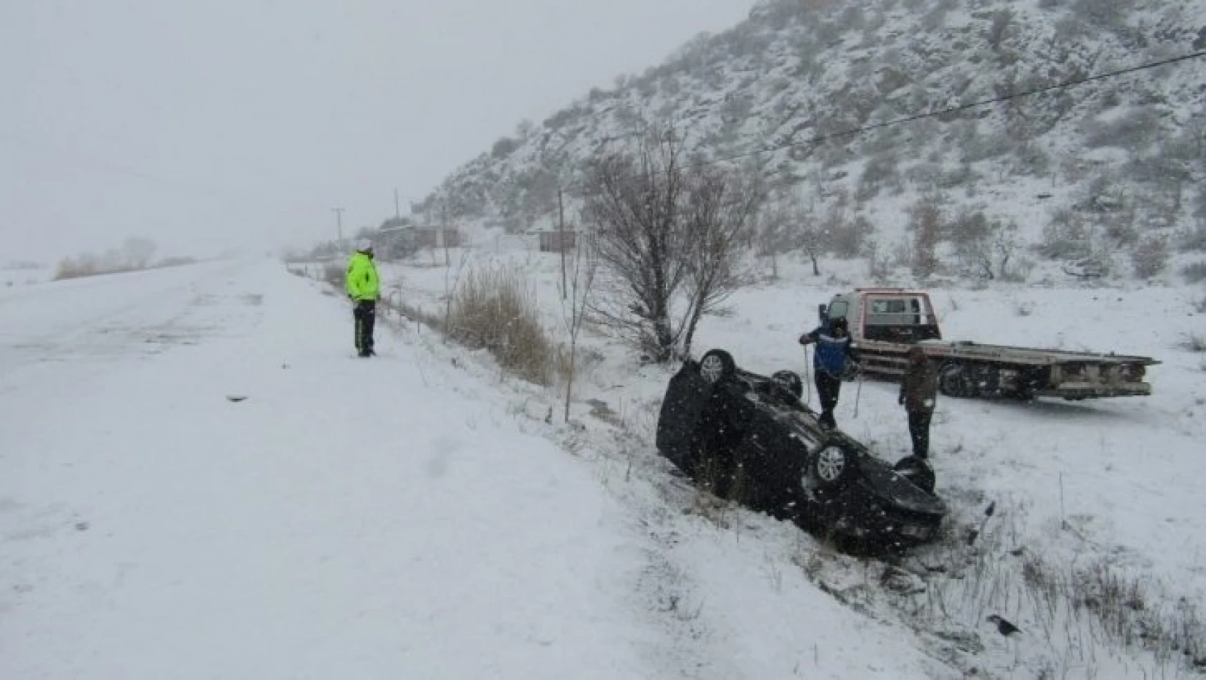 Buzlu yolda kayan araç takla attı: 6 yaralı