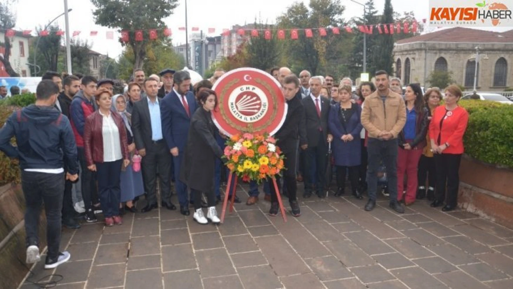CHP Atatürk Anıtı'na çelenk sundu