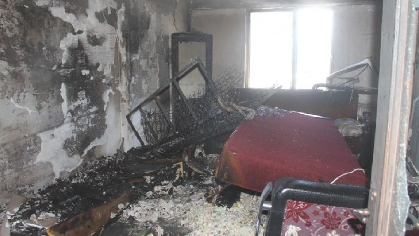 Çocuk oynarken evi yaktı: 4 kişi hastaneye kaldırıldı